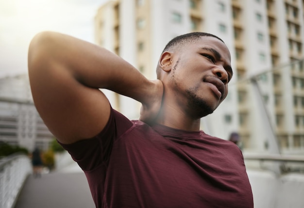 La forma fisica dell'uomo di colore o il dolore al collo durante l'allenamento o l'esercizio in città è stress da tensione muscolare o crisi corporea Atleta sportivo corridore o personal trainer con infortunio o rischio di maratona