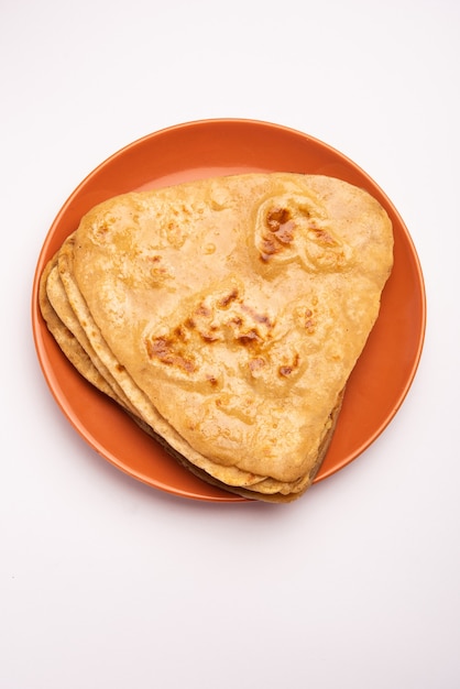 La forma triangolare Plain Paratha o Parantha è una deliziosa focaccia indiana a base di farina integrale