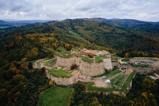 La fortezza di Srebrna gora e le montagne sudety alla stagione autunnale vista aerea drone punto di riferimento del forte militare