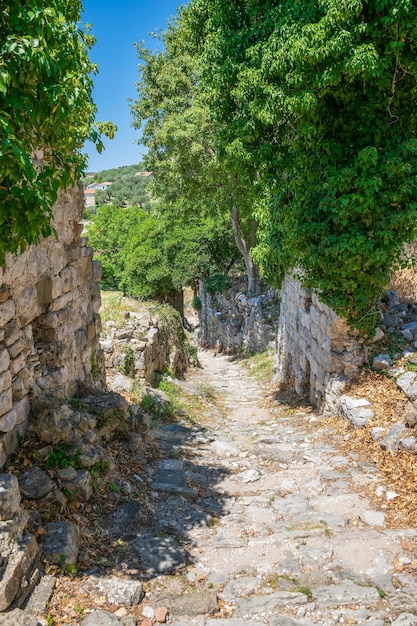 La fortezza medievale in pietra si trova in alta montagna