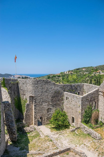 La fortezza medievale in pietra si trova in alta montagna