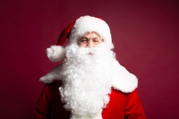 La foto del Babbo Natale sorridente felice sta proponendo