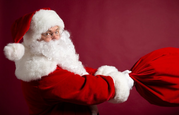 La foto del Babbo Natale sorridente felice sta proponendo