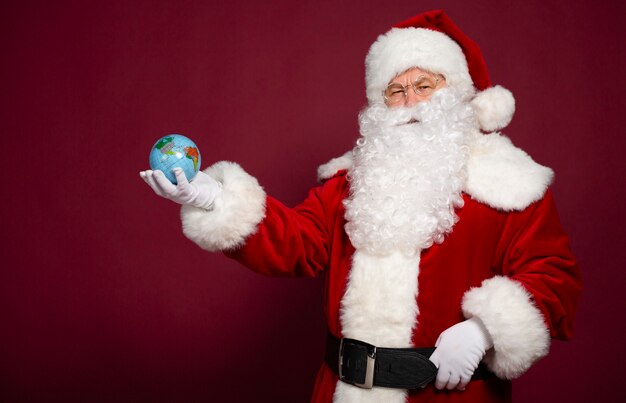 La foto del Babbo Natale sorridente felice sta proponendo