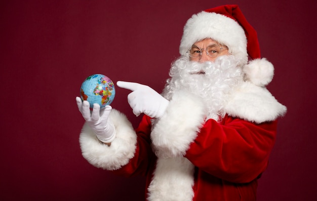 La foto del Babbo Natale sorridente felice sta proponendo