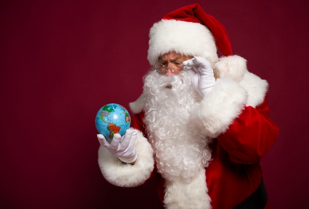 La foto del Babbo Natale sorridente felice sta proponendo