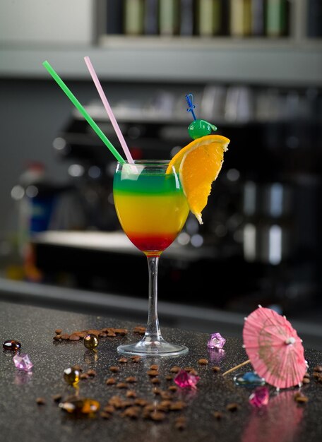 La foto del cocktail analcolico è colorata nel bicchiere del bar