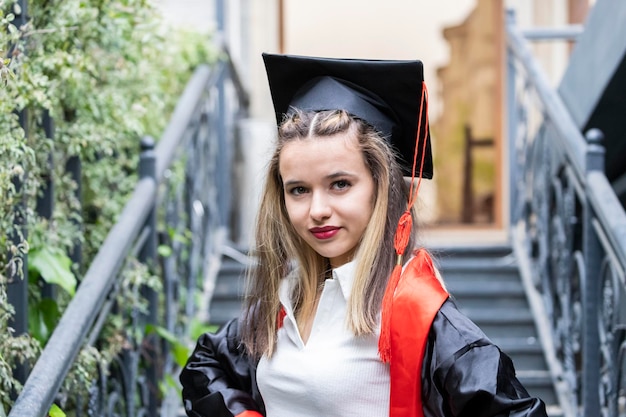 La foto del giovane studente indossa il mantello e guarda la telecamera