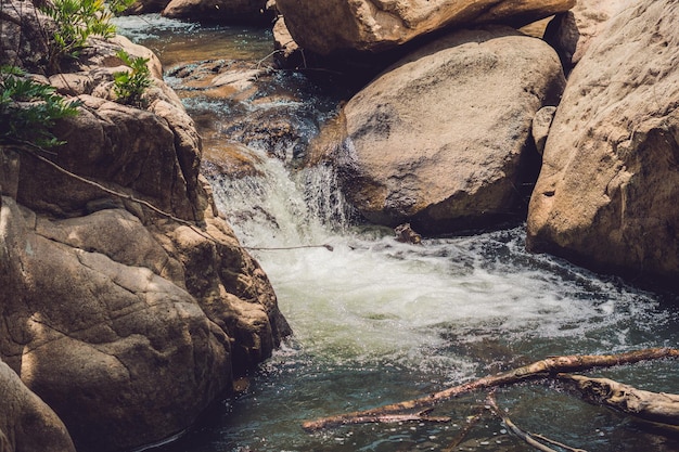 La foto del paesaggio, bellissima cascata nella foresta pluviale, Nha Trang Thailandia