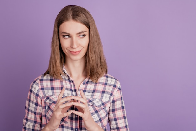 La foto del primo piano di una donna affascinante e affascinante, un'idea intelligente intelligente, ha isolato uno sfondo di colore viola