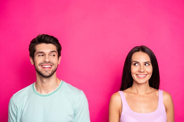 La foto del ragazzo e della signora stupefacenti delle coppie che guardano l'umore infantile laterale conosce i vestiti casuali di usura segreta pazza isolati il fondo di colore rosa vibrante