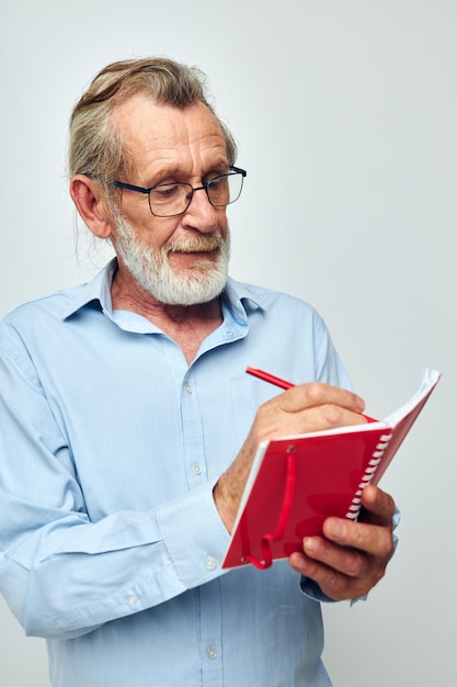 La foto del vecchio pensionato annota le emozioni in un taccuino inalterato