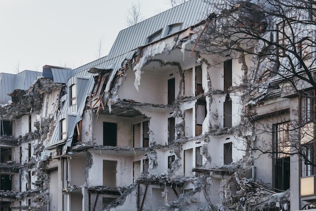 La foto della casa di costruzione distrutta rovina la demolizione di una costruzione