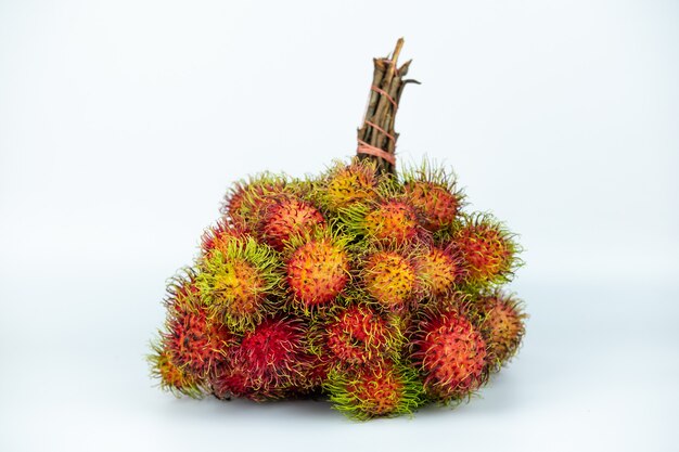 La foto della frutta rambutan sul bianco