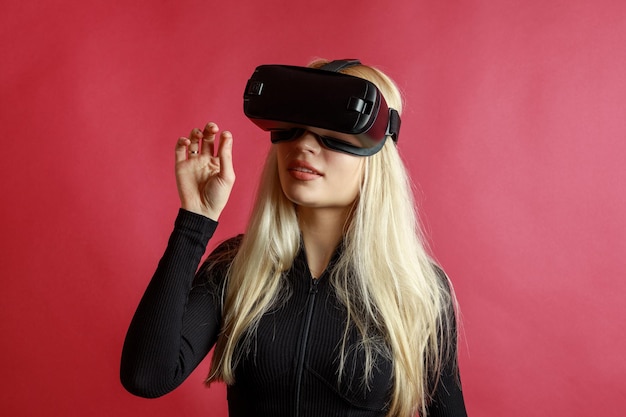 La foto della giovane donna indossa occhiali VR e tiene le mani in aria