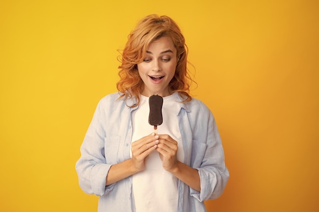 La foto della giovane donna mangia un delizioso gelato e gode di un dessert congelato vestito con abiti casual