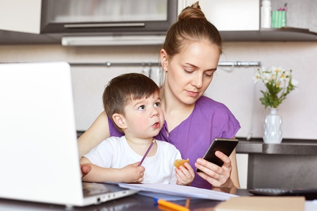 La foto della madre lavoratrice occupata cerca di risolvere i problemi finanziari