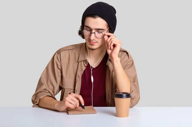 La foto dello studente indossa black hat e camicia