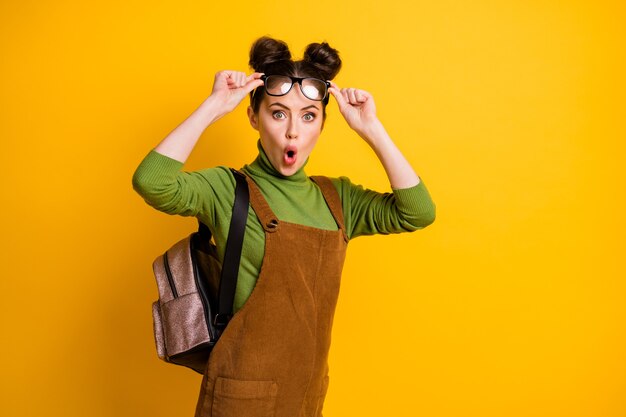 La foto di una ragazza stupita vede incredibili informazioni sul programma degli esami accademici impressionati a bocca aperta