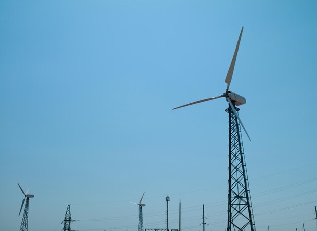 La foto nella natura di una grande turbina eolica genera elettricità