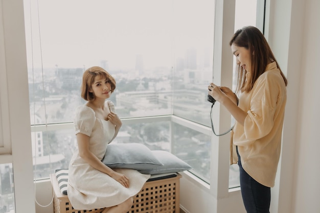 La fotografa sta scattando una foto alla sua modella