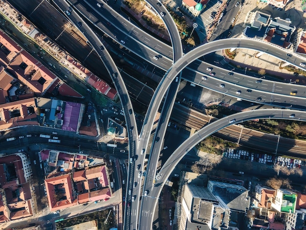 La fotografia aerea del cavalcavia del paesaggio urbano dell'edificio