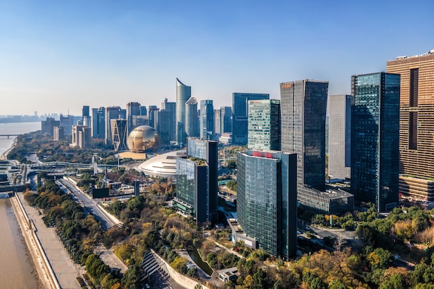 La fotografia aerea dello skyline del moderno paesaggio architettonico urbano a Hangzhou, Cina