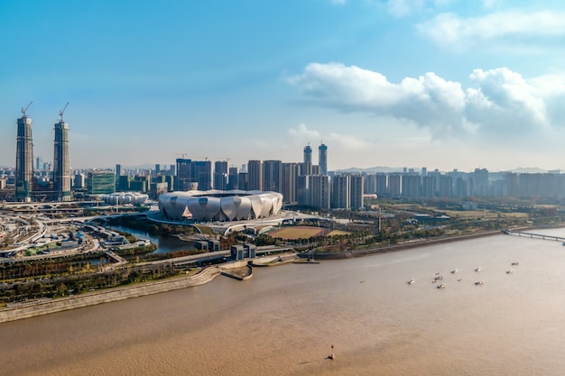 La fotografia aerea dello skyline del moderno paesaggio architettonico urbano a Hangzhou, Cina