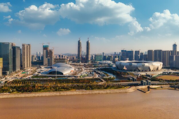 La fotografia aerea dello skyline del moderno paesaggio architettonico urbano a Hangzhou, Cina