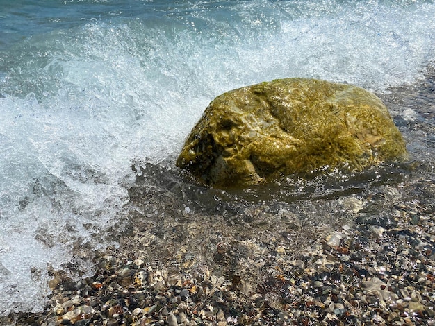 La frantumazione delle onde del mare texture bella natura sfondo vista dall'alto incredibile colore blu