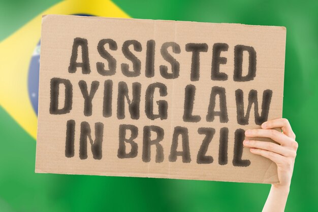 La frase Legge sulla morte assistita in Brasile su uno striscione nelle mani di uomini con una bandiera brasiliana sfocata sullo sfondo Dolore Clinica Malattia Etica Etica Depressione Drug End Judge