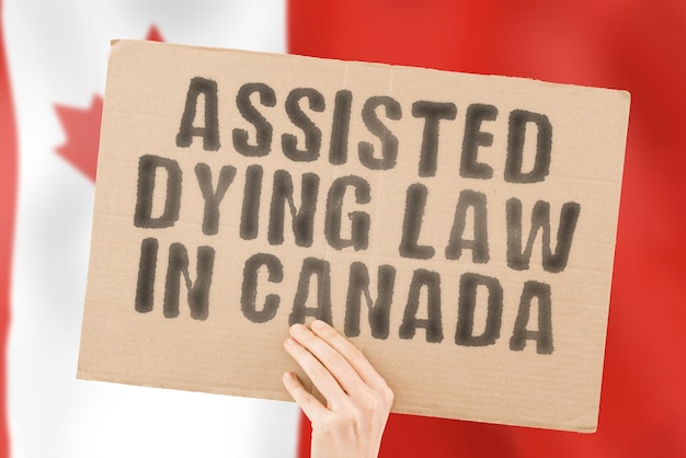 La frase Legge sulla morte assistita in Canada su uno striscione nelle mani di uomini con una bandiera canadese sfocata sullo sfondo Dolore Clinica Malattia Etica Etica Depressione Drug End Judge Medic