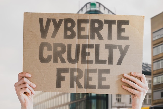 La frase Scegli cruelty free è su uno striscione nelle mani degli uomini Protesta per i diritti degli animali Protezione Città Raduno urbano Libertà Stop alla sperimentazione sugli animali Uguaglianza Giustizia Cura Vita Umanità