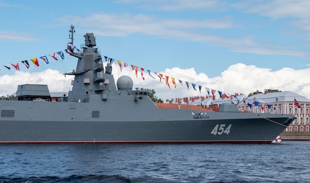 La fregata russa Admiral Gorshkov nelle acque della Neva durante la Main Naval Parade