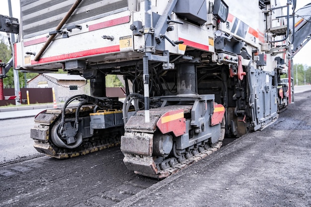 La fresatrice a freddo Large Road rimuove il vecchio asfalto e carica