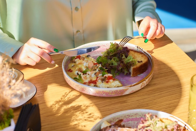 La frittata con funghi in padella su fondo di cemento La fritata è un piatto italiano per la colazione