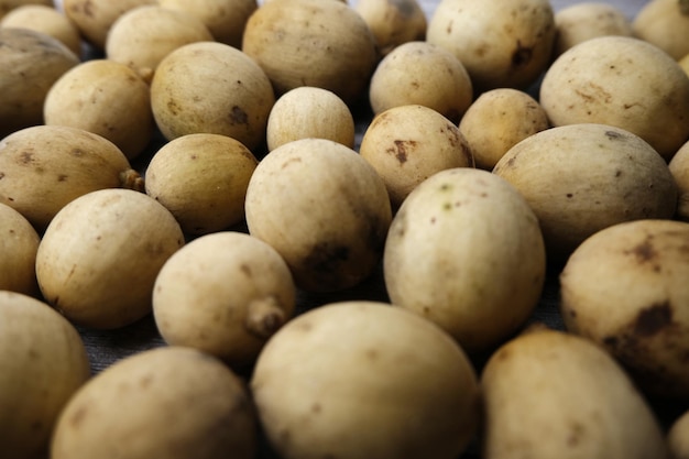 La frutta di Langsat è pronta per essere scattata in studio