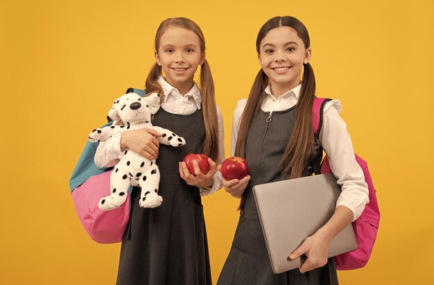 La frutta è sempre buona Bambini affamati sfondo giallo Pausa spuntino Pausa scolastica