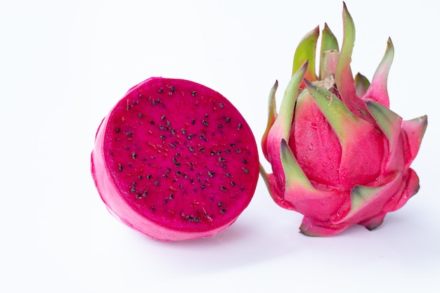 La frutta fresca di pitahaya ha affettato su fondo bianco o su colore rosso della frutta matura del drago con copia-spazio