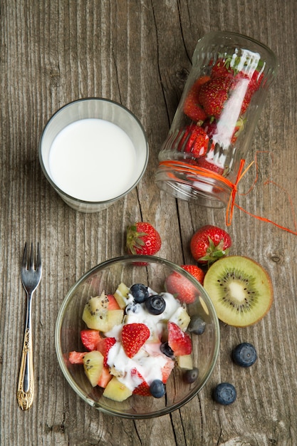 La frutta si mescola alla panna