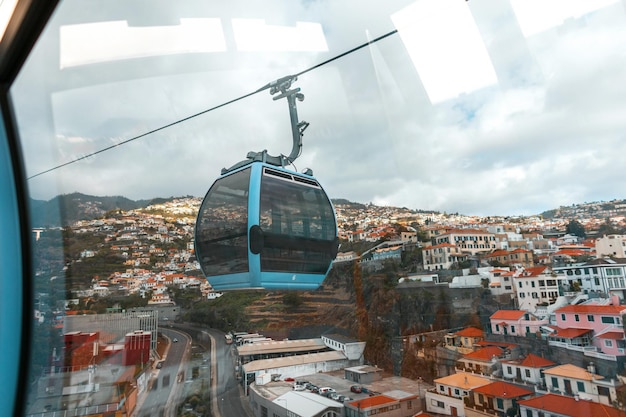 La funivia della cabina attraversa la bellissima città d'epoca di Funchal nell'isola di Madeira