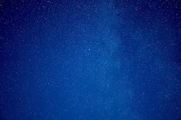 La galassia della notte delle stelle stelle polvere spaziale nell'universo, fotografia a lunga esposizione, con grano.