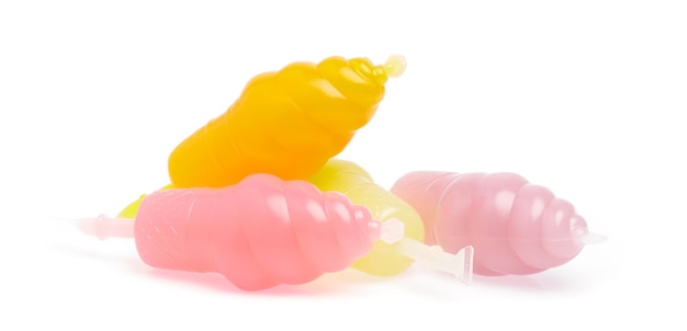 La gelatina in contenitori di plastica modella il gelato isolato su sfondo bianco.