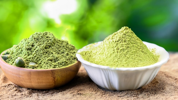 La gemma nutriente della natura Foto accattivante di moringa e polvere su uno sfondo naturale