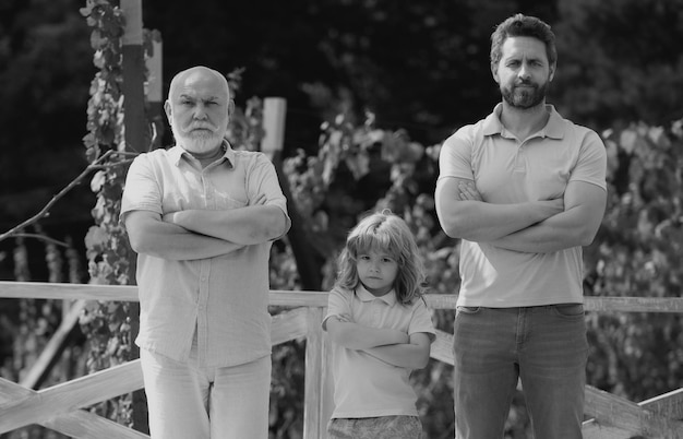 La generazione di uomini nonno padre e figlio sono nel concetto di generazione della festa del papà in giardino gli uomini differiscono