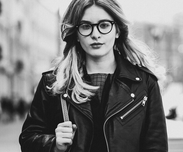 La gente abd concetto di moda giovane donna nella foto in bianco e nero dell'ora legale della città