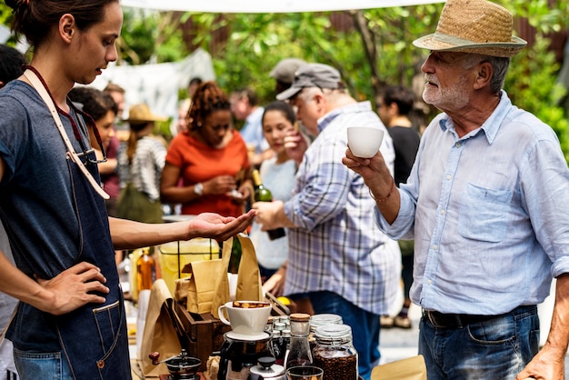 La gente al cibo locale sano festivo