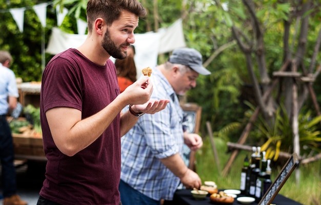 La gente al cibo locale sano festivo