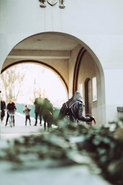 La gente al ponte dell'arco