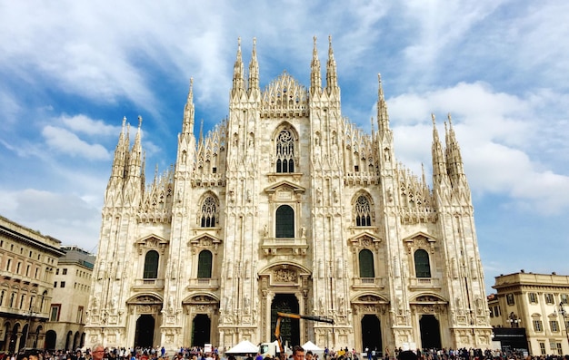 La gente alla cattedrale di Milano contro il cielo